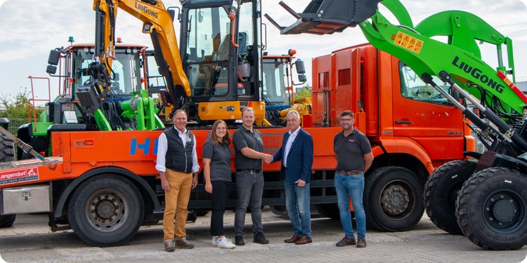 EDER Baumaschinen und HBV Baumaschinen bei der Vertragsschließung in Eching bei München.