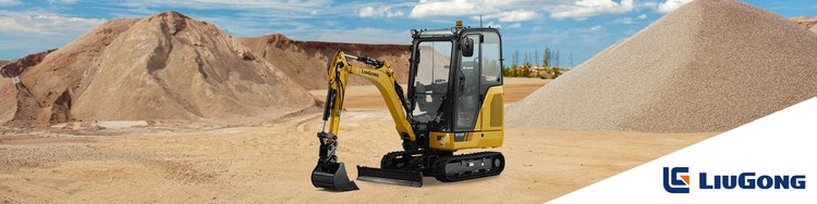 Gelber LiuGong Minibagger mit Kabine und Gummiketten steht in einem Kieswerk