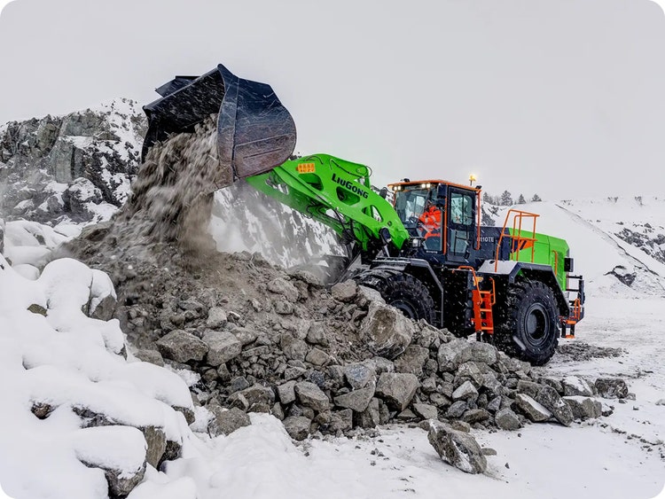 LiuGong 8110TE der Schüttgut einen Berg hinaufschiebt.