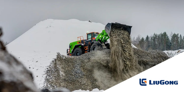 LiuGong 8110TE im Winter an einer Kante in einem Steinbruch. Er kippt eine Ladung Schüttgut über die Kante runter.