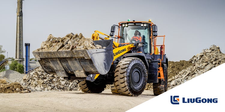 LiuGong 838T beim Materialtransport in einer Baustelle