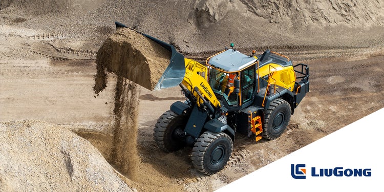 LiuGong 856T mit Sand in der Schaufel der es auf einen Haufen kippt.
