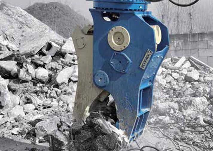 Abbruchzange von Okada zerkleinert Beton und Metall