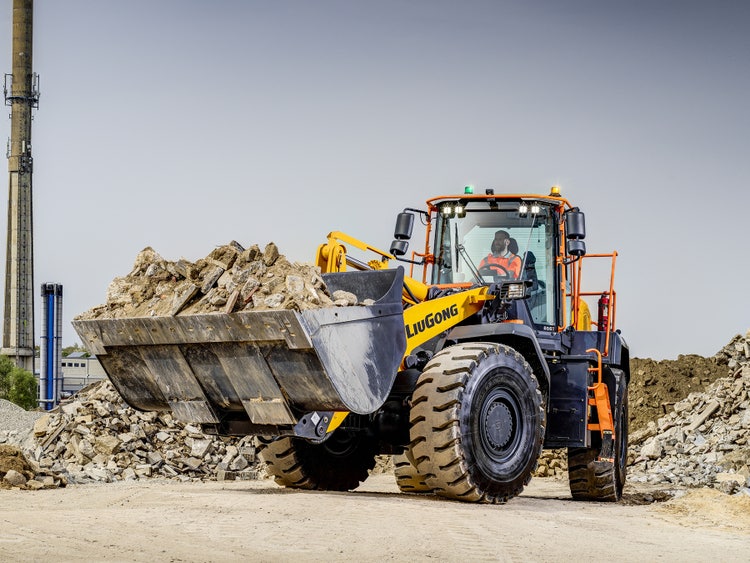 LiuGong 838T beim Materialtransport in einer Baustelle