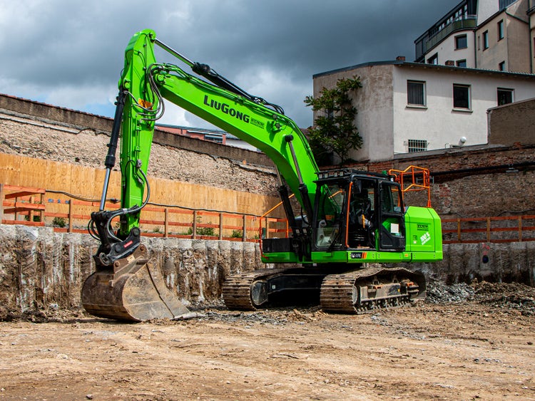 LiuGong 924FE in einer Baugrube mit Häusern und einer Mauer im Hintergrund