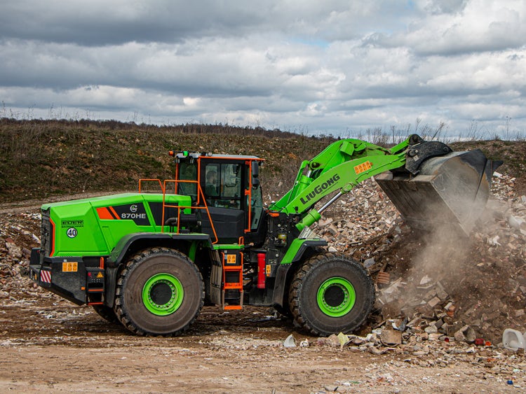 LiuGong 870HE Radlader beim Materialumschlag in einer Recyclinganlage