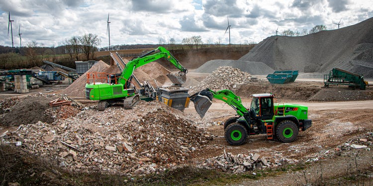 LiuGong 924FE und LiuGong 870HE gemeinsam bei der Arbeit in einer Recyclinganlage beim Materialumschlag und befüllung des Brechers