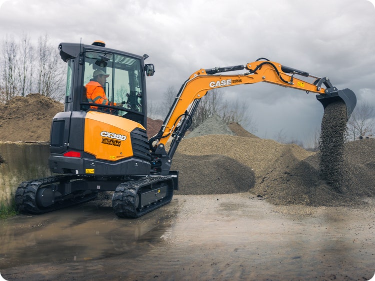 Case Construction Minibagger Serie-D in einer Kiesgrube beim Materialumschlag.