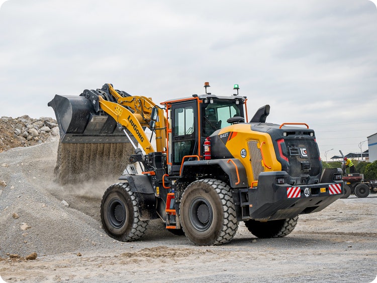 LiuGong 842T beim Materialumschlag