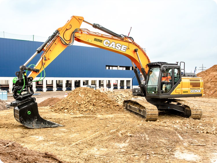 Case CX300E auf einer Baustelle mit einem Schnellwechsler und einer schaufel angebracht.