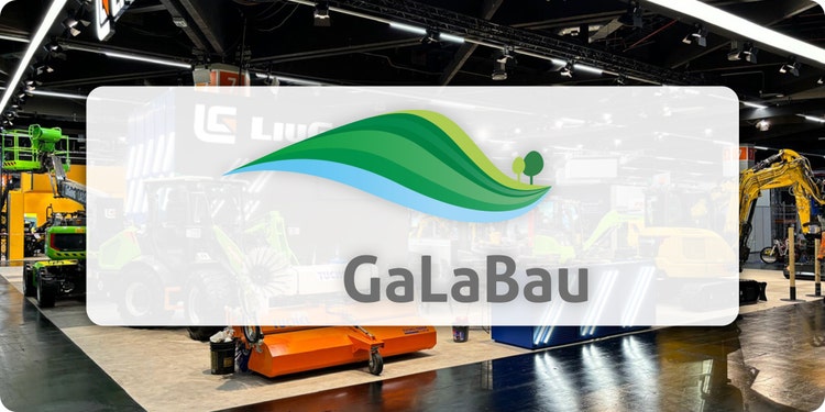 Das Galabau Messe Logo zentriert in einem weißen Viereck mit abgerundeten Ecken. Im Hintergrund ein Bild des Messestandes von LiuGong
