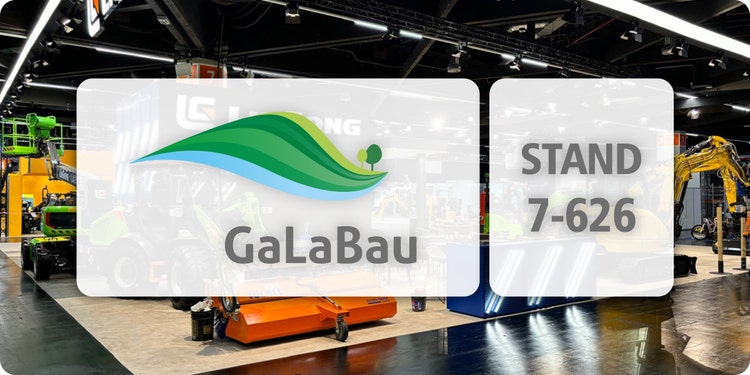 Das Galabau Messe Logo zentriert in einem weißen Viereck mit abgerundeten Ecken. Im Hintergrund ein Bild des Messestandes von LiuGong